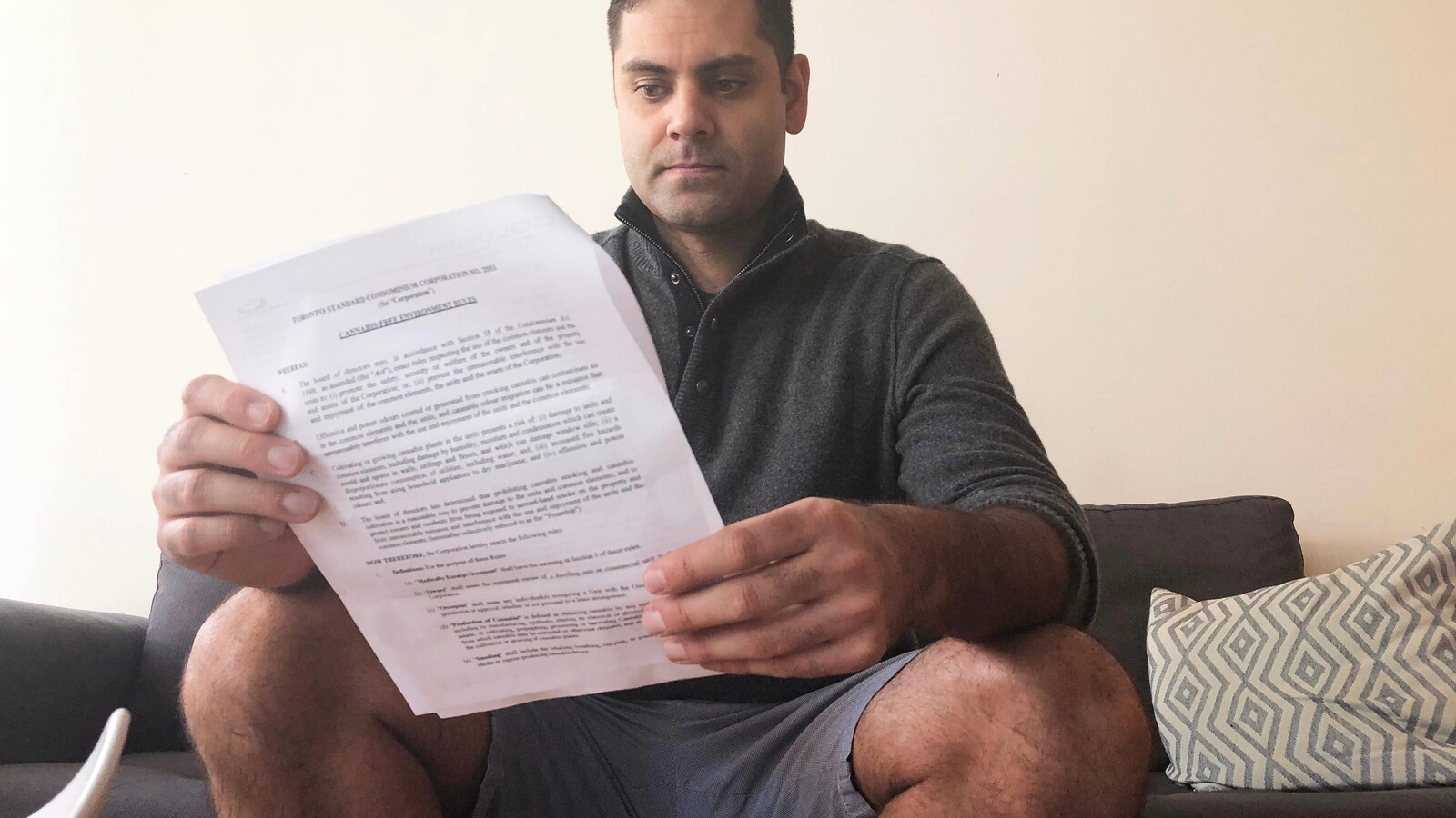 Photo d'un homme qui tient une lettre.