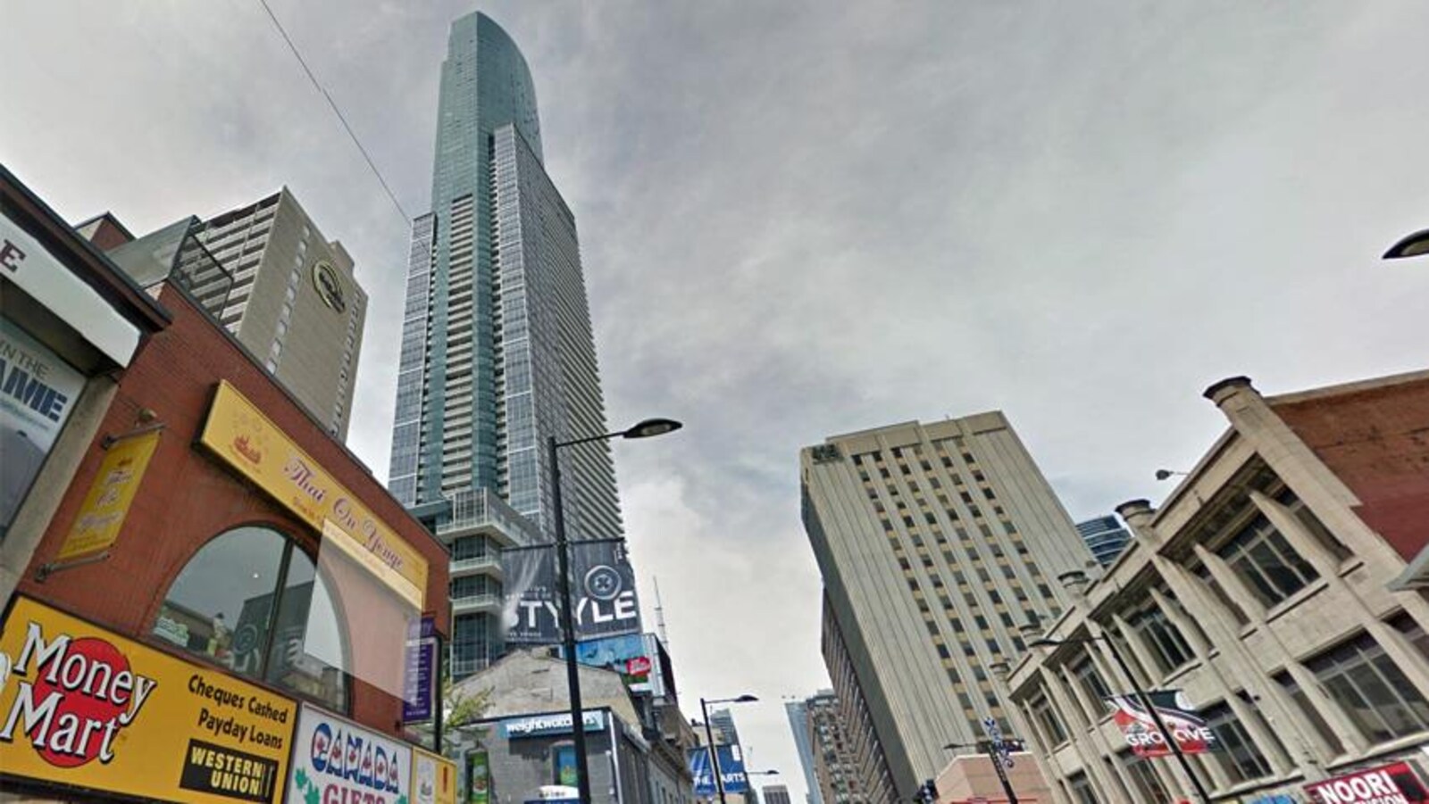 Une tour à condos au centre de Toronto
