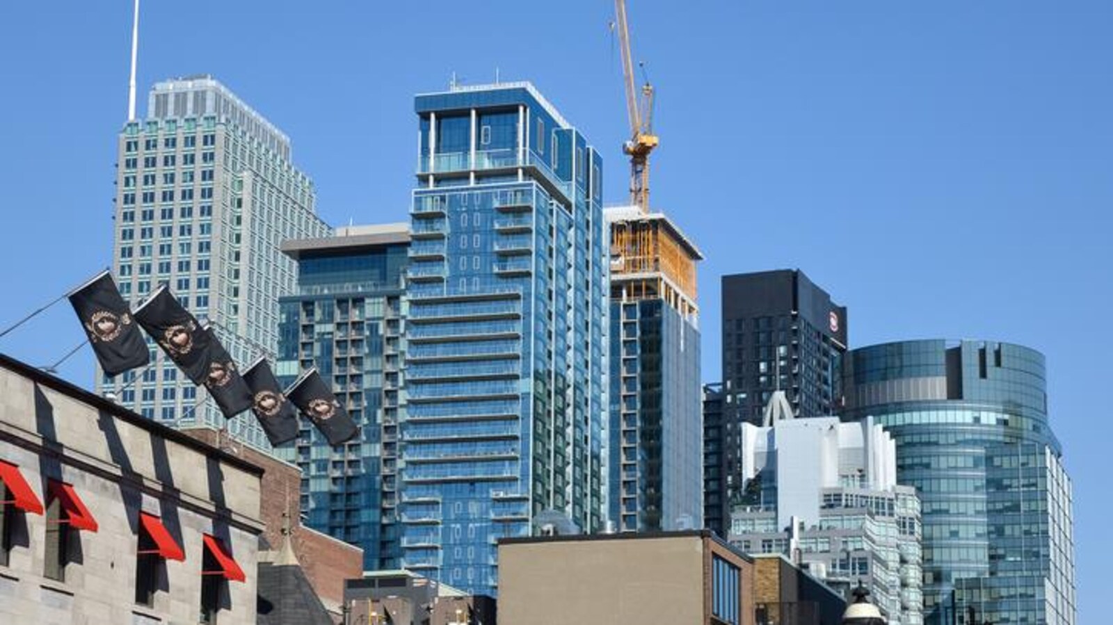 Des tours à condos au centre-ville de Montréal.