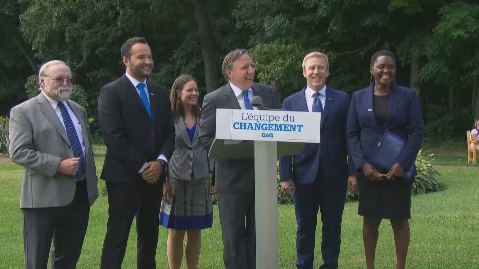 François Legault était à Gatineau, dimanche, entouré de ses cinq candidats.
