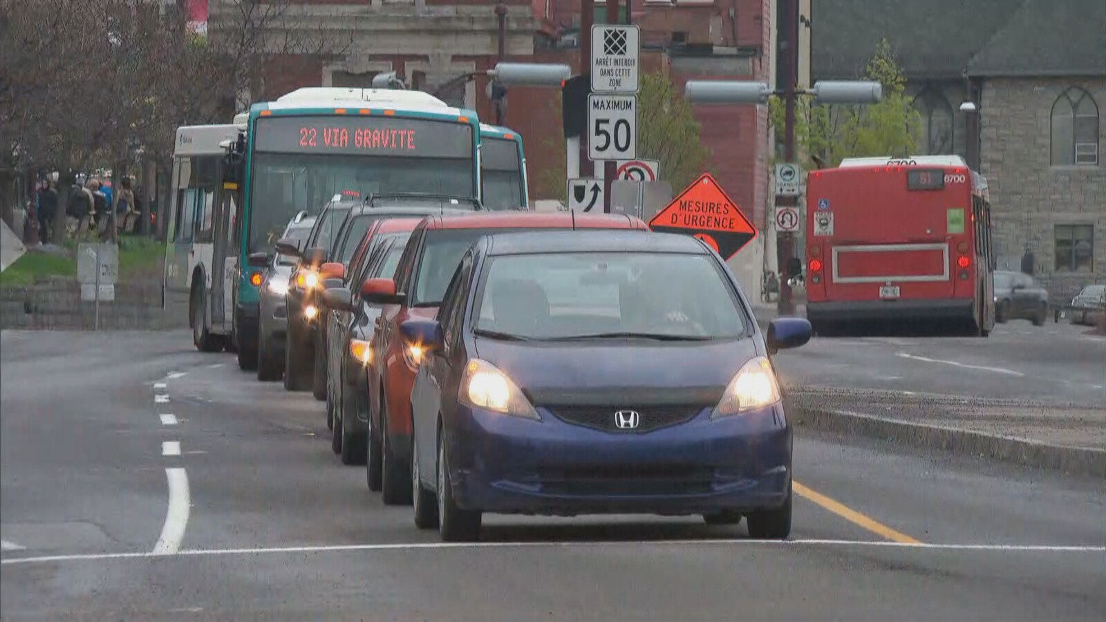 Des voitures et des autobus sont immobilisés à un feu de circulation sur le boulevard Alexandre-Taché.