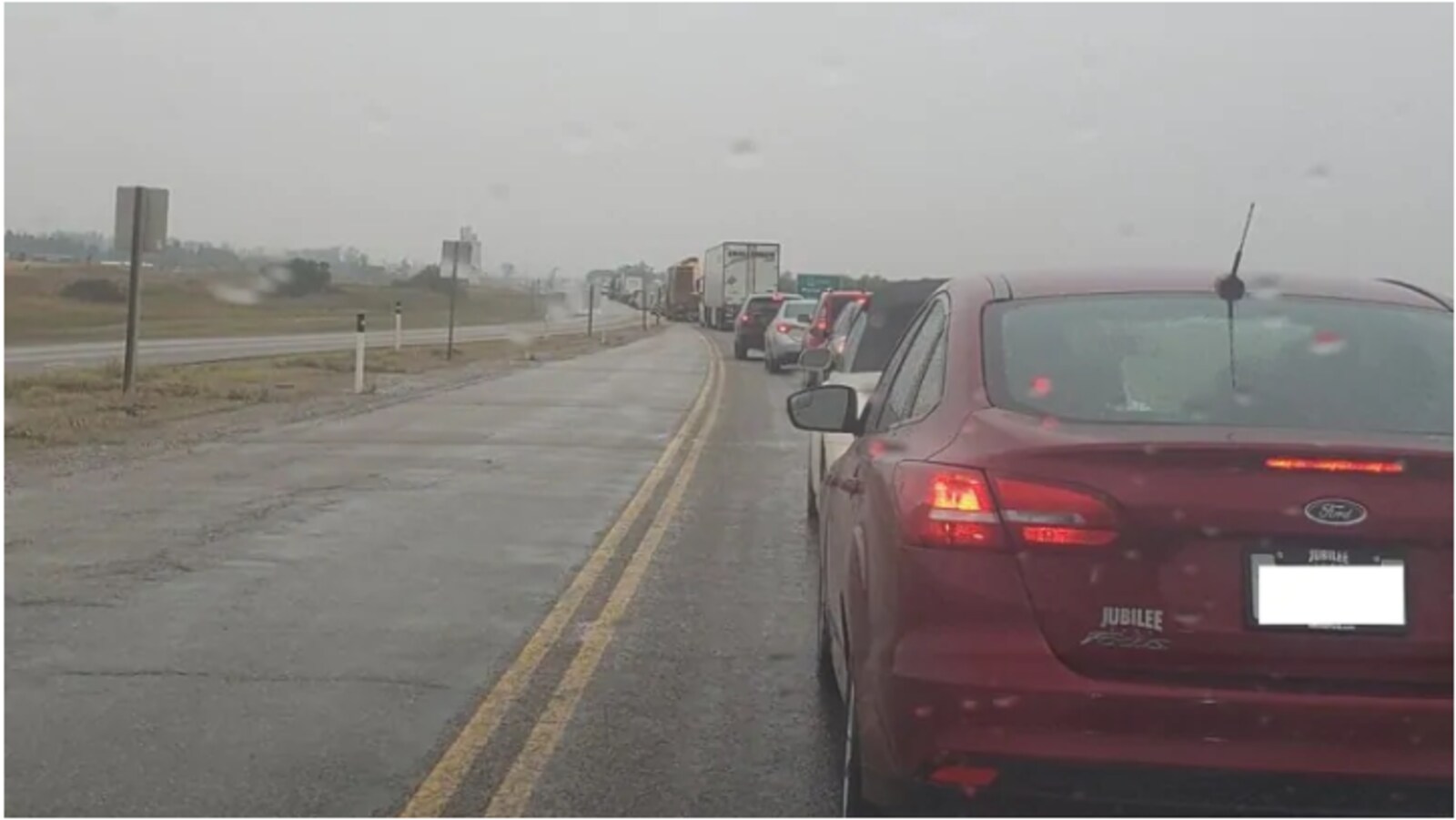 La vue du pare-brise avant de Janice Owen sur la congestion routière près de Chamberlain, en Saskatchewan.