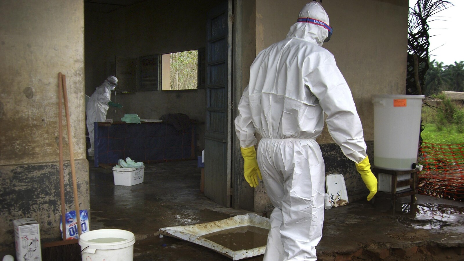 Un travailleur de la santé est dans une combinaison de protection, près d'une clinique dirigée par Médecins sans frontières, près du village de Kampungu, au Congo.