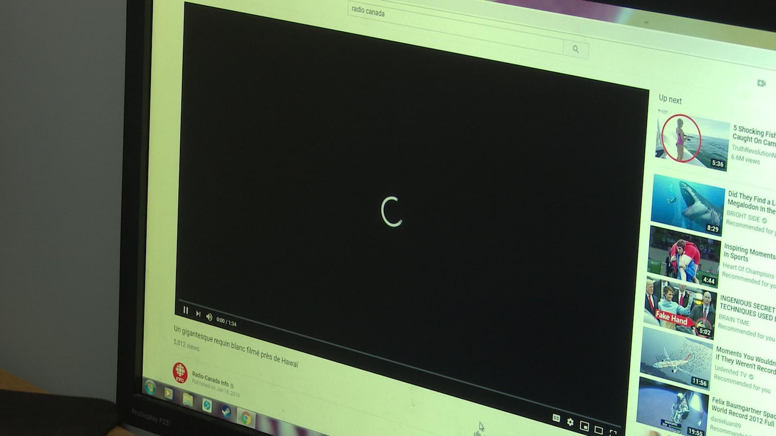 Un cercle partiellement complet indique l'état de progression du téléchargement d'une vidéo sur la plateforme Youtube.