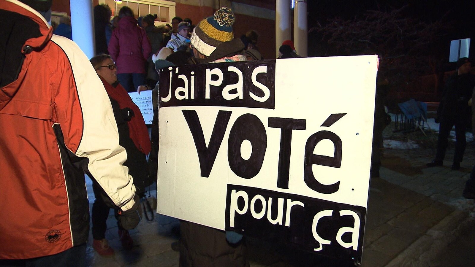 Des citoyens à l'entrée de l'hôtel de ville de Chambly.
