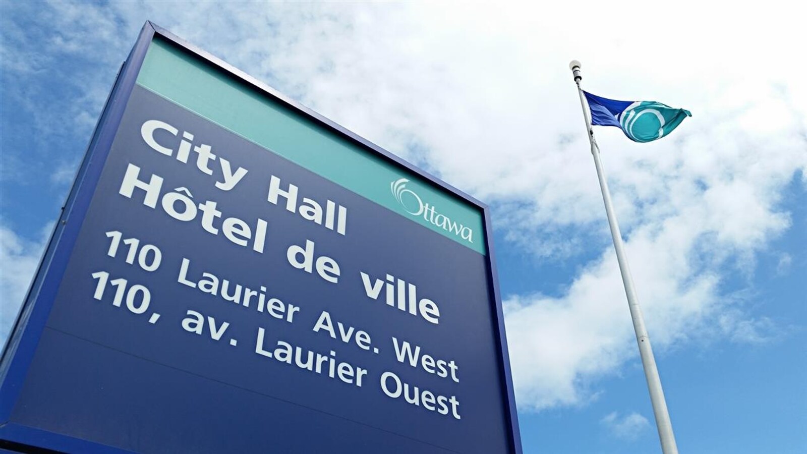 Une affiche indiquant l'adresse de l'hôtel de ville d'Ottawa, au 110, avenue Laurier Ouest