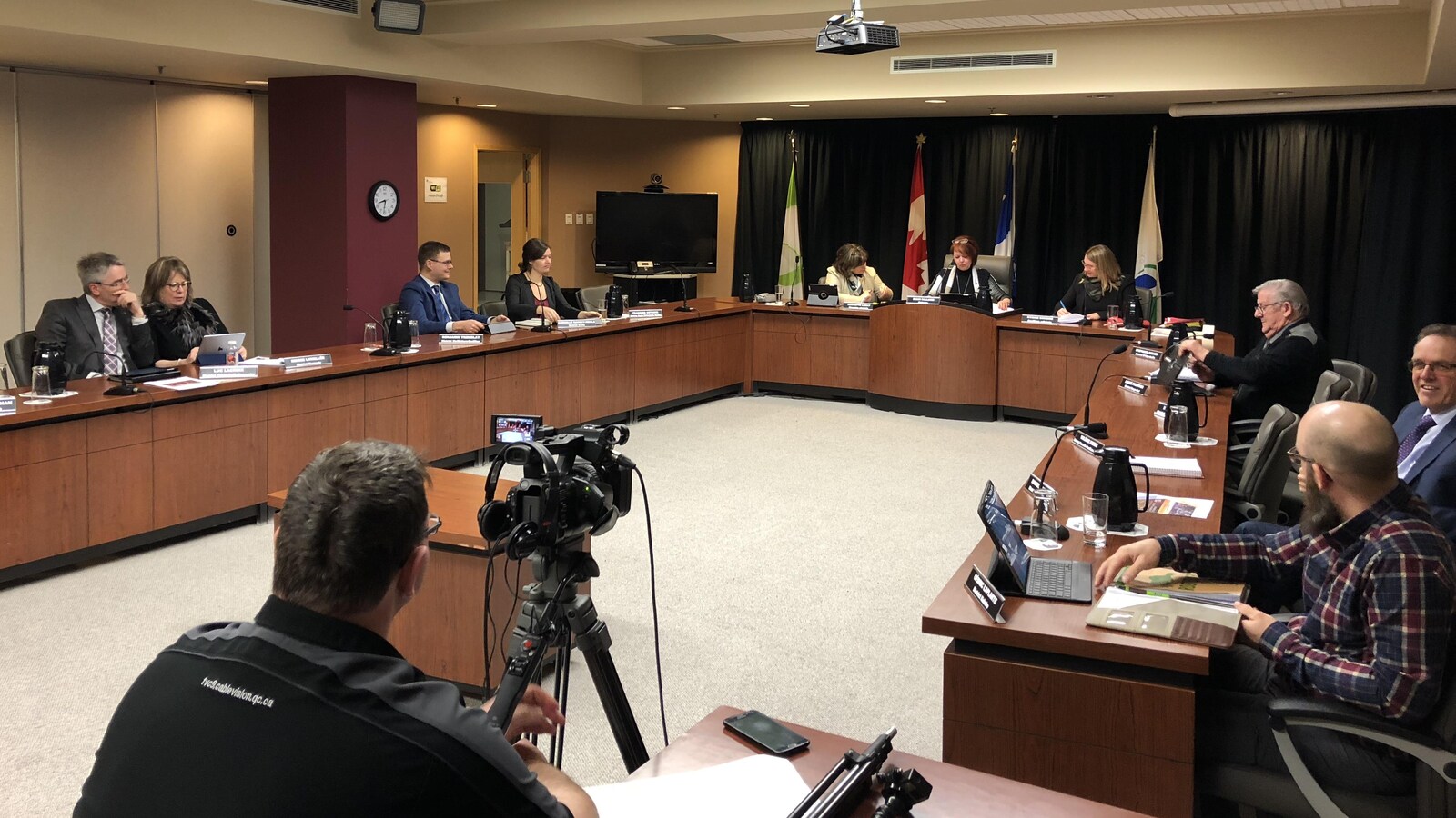 Des conseillers municipaux siègent lors d'une assemblée.