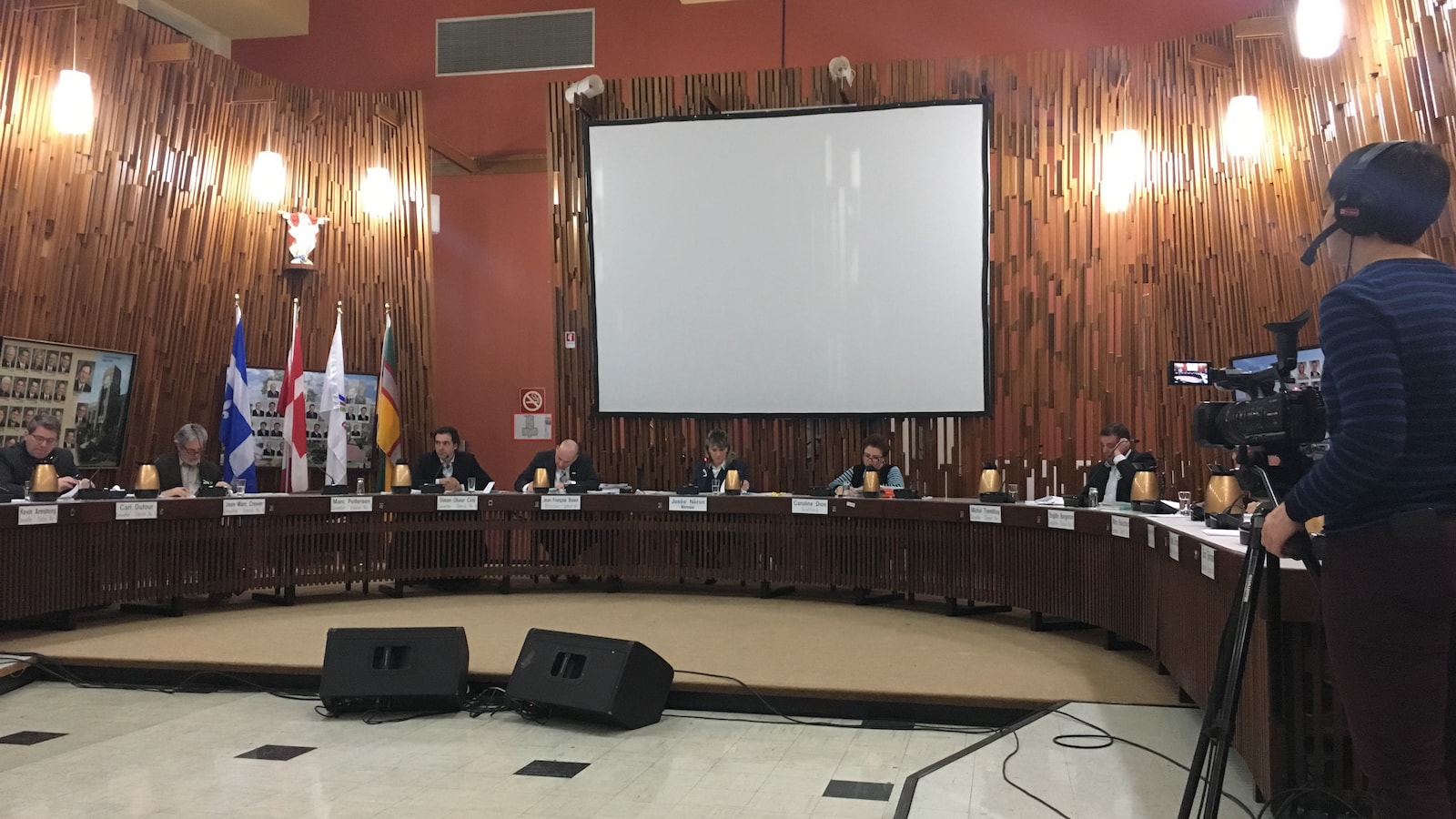 Des élus et la mairesse Josée Néron sont assis autour d'une grande table.