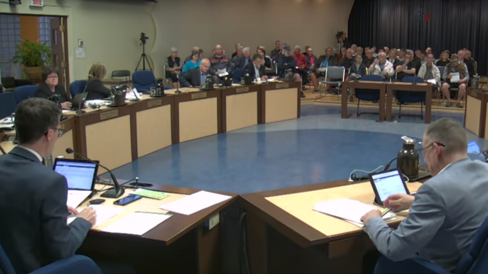 Les élus assis en rond dans la salle du conseil de l'hôtel de ville.