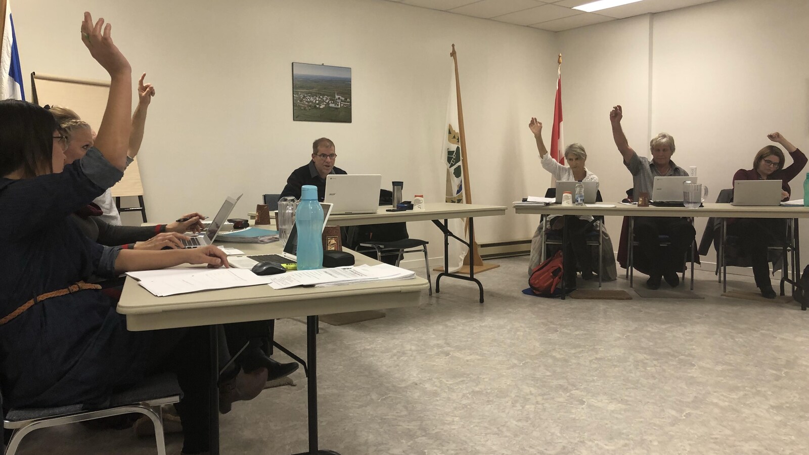 Le maire de Saint-Paul-de-la-Croix, Simon Périard et des conseillers municipaux votent sur une résolution.