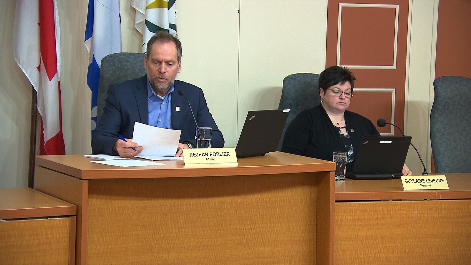 Le maire de Sept-Îles, Réjean Porlier, et la conseillère du district de Ferland, Guylaine Lejeune, au conseil municipal