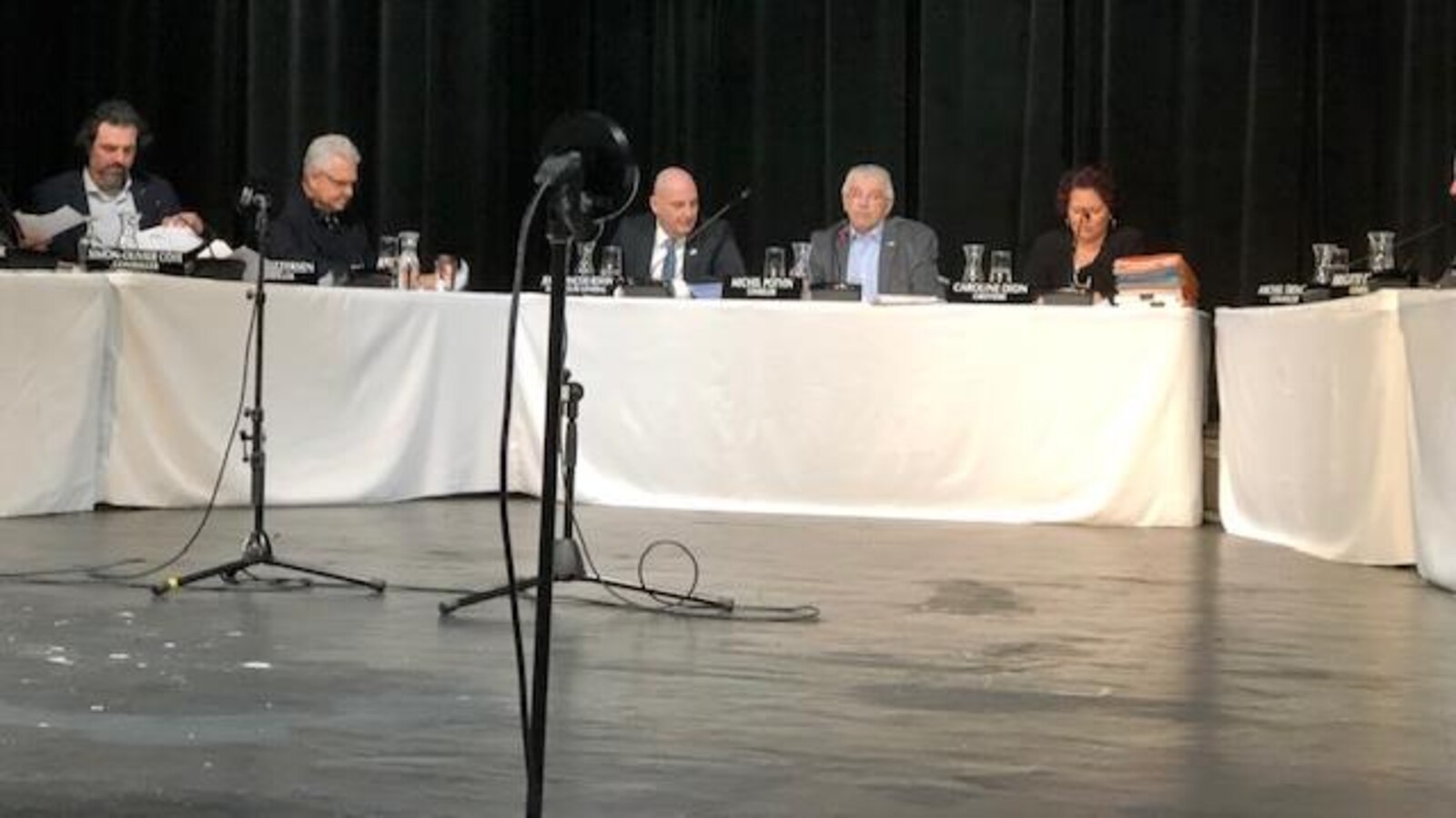 Table de conseil avec le conseiller Potvin au centre.