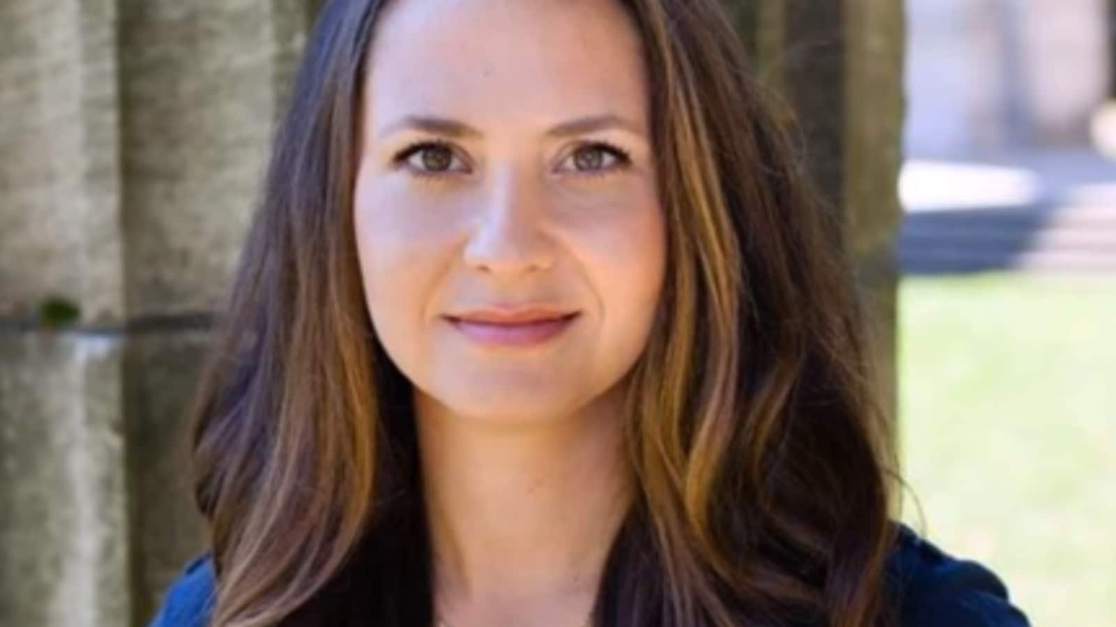 Gros plan du visage de Tanya Granic Allen aux cheveux longs.