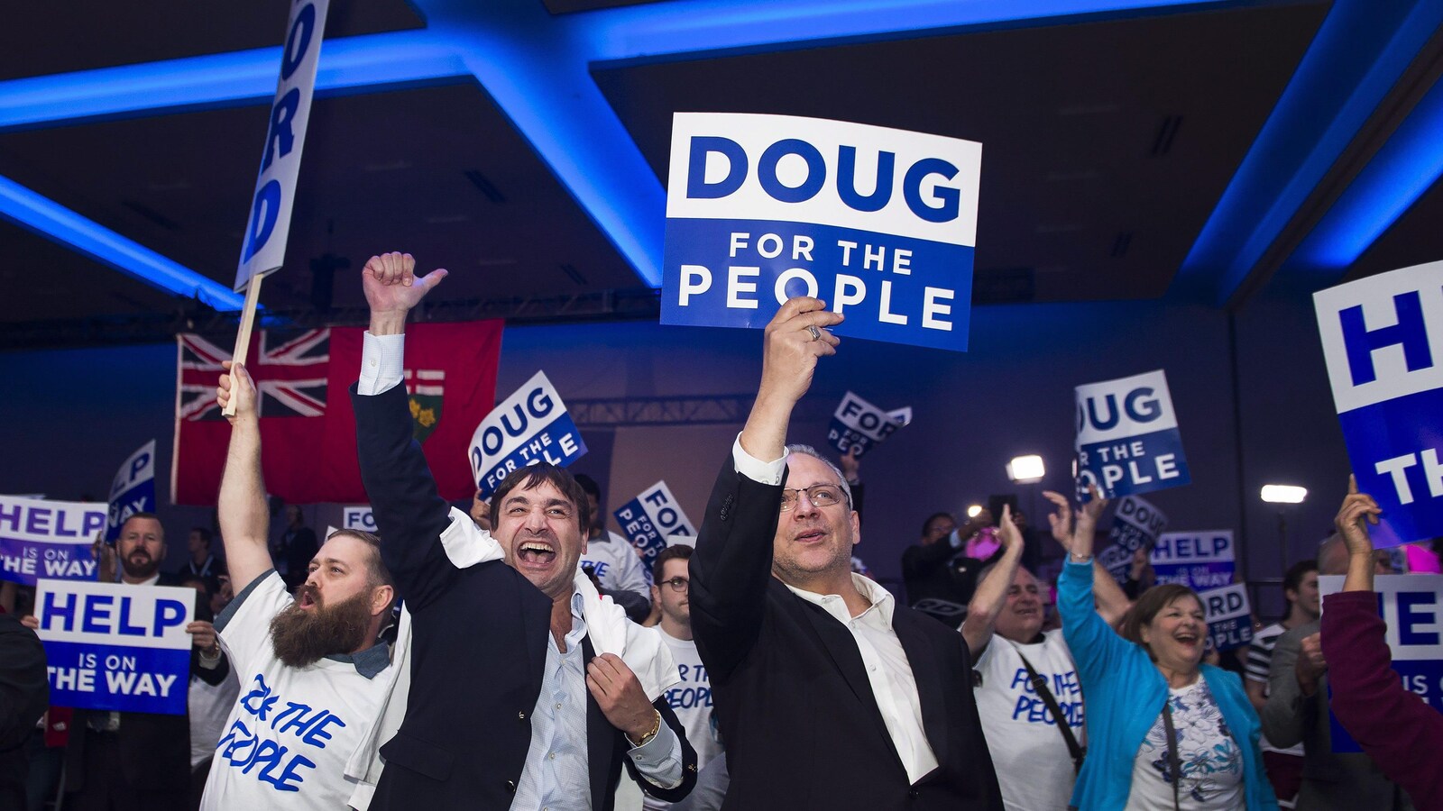 Des militants conservateurs qui célèbrent la victoire