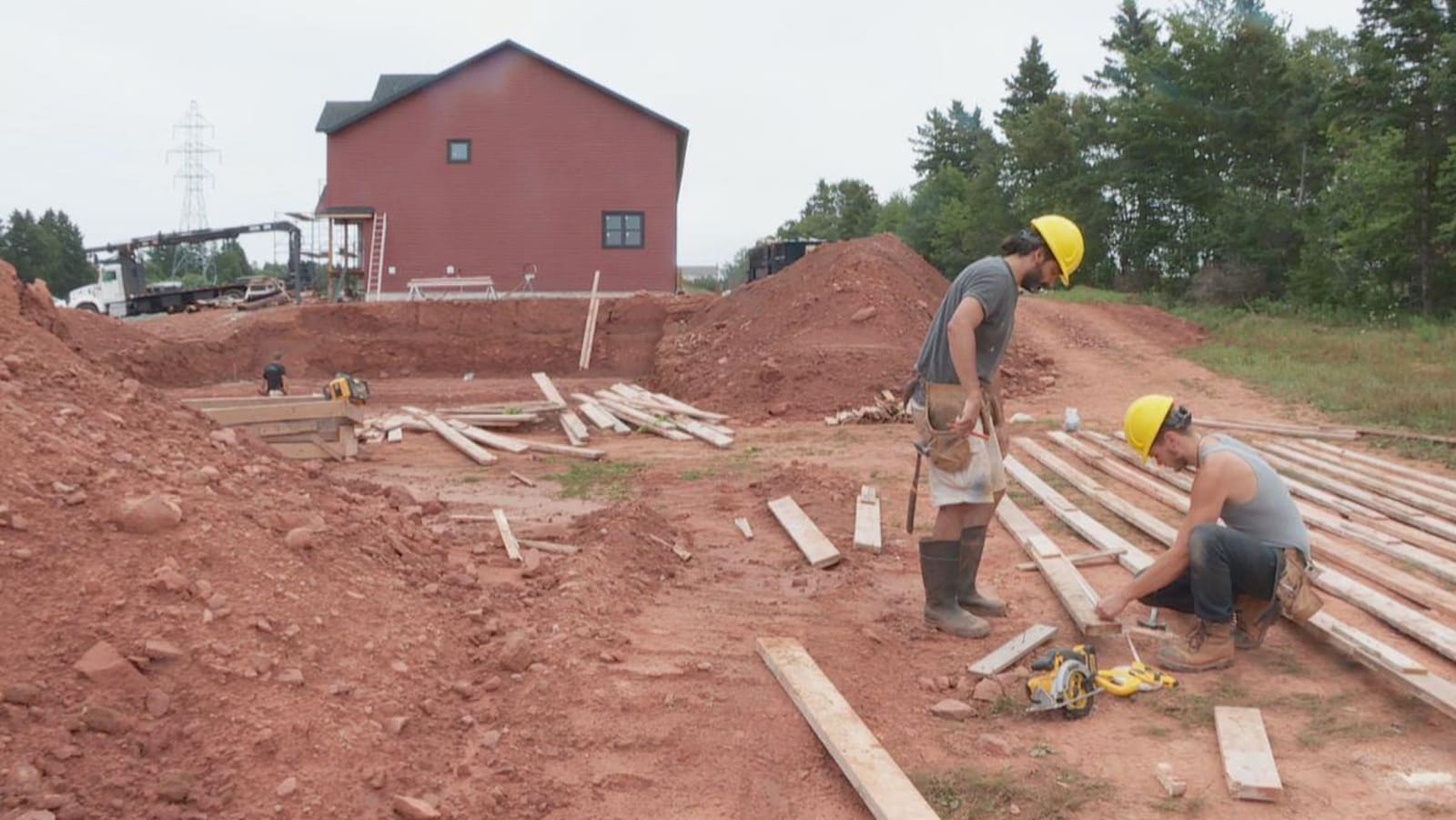 Deux ouvriers sur un chantier.