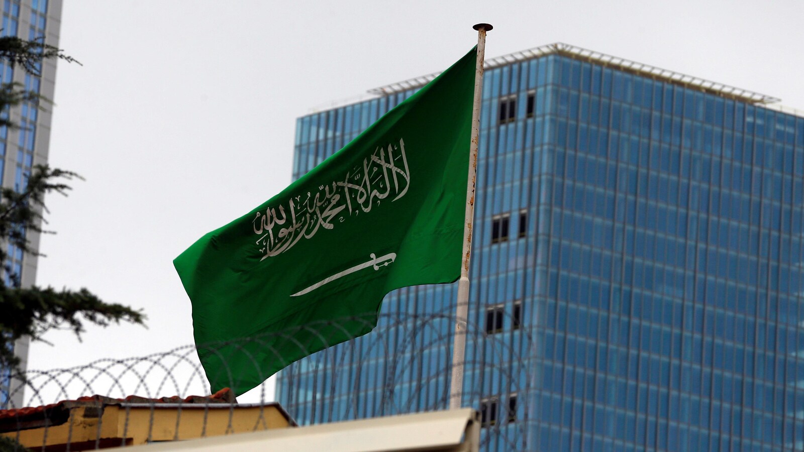 Le drapeau saoudien sur le consulat d'Arabie saoudite à Istanbul, en Turquie. On aperçoit un édifice à l'arrière.