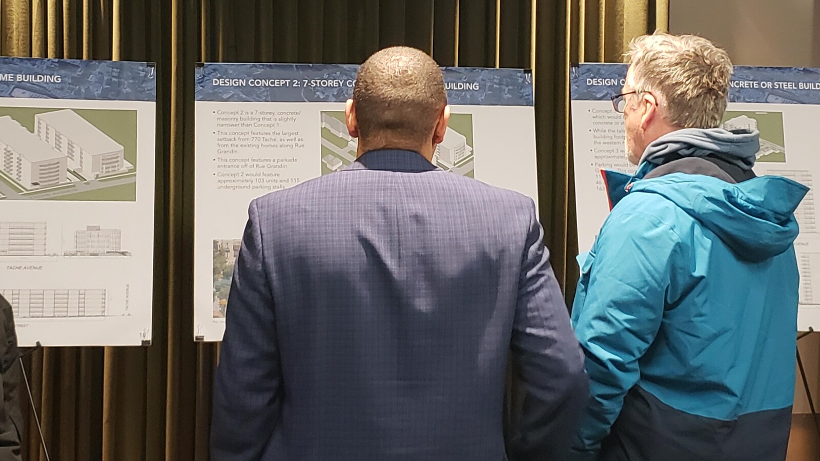 Deux hommes regardent un projet immobilier qui pourrait voir le jour dans le nord du quartier de Saint-Boniface.