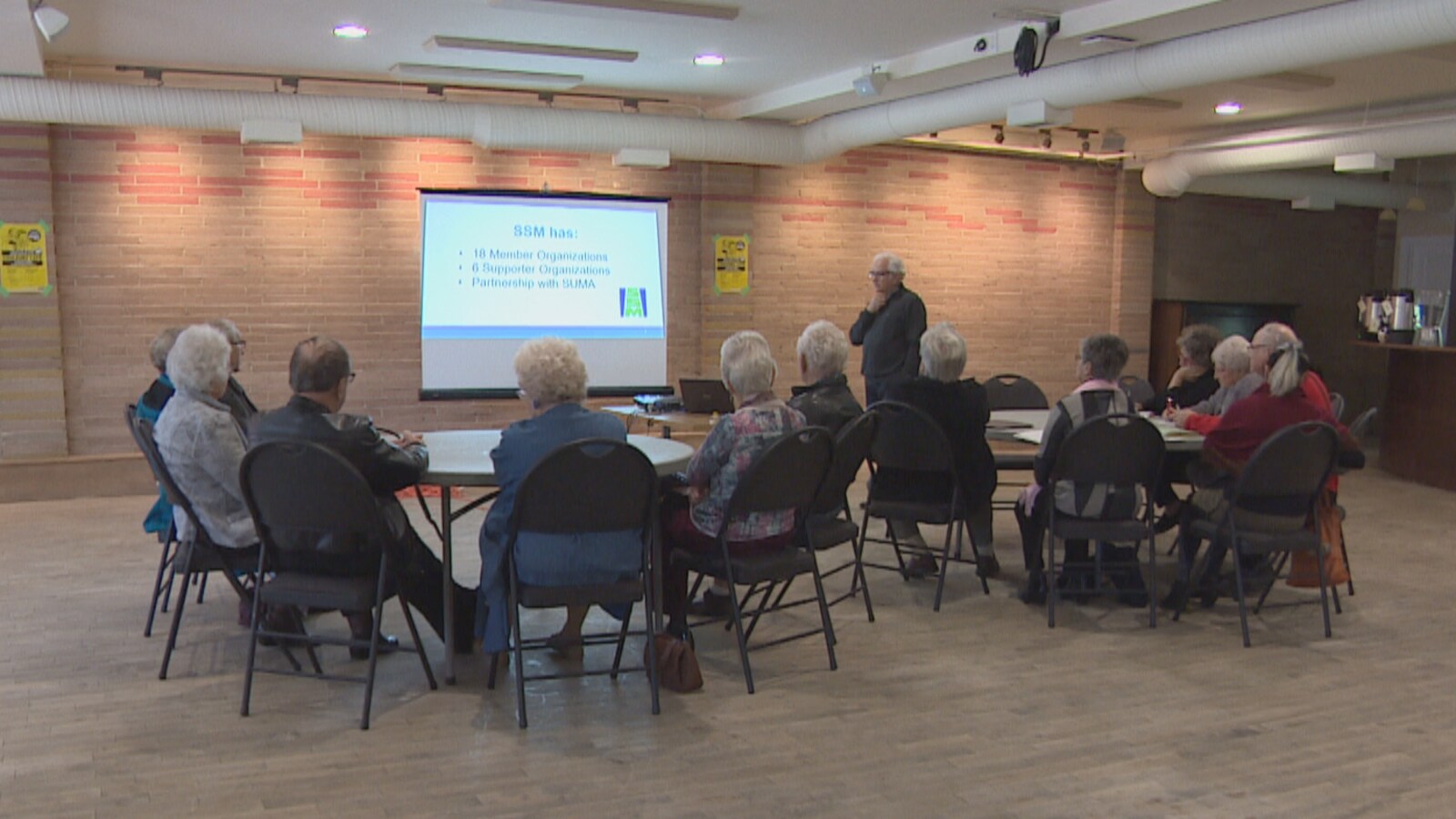 Des aînés qui participent aux consultations