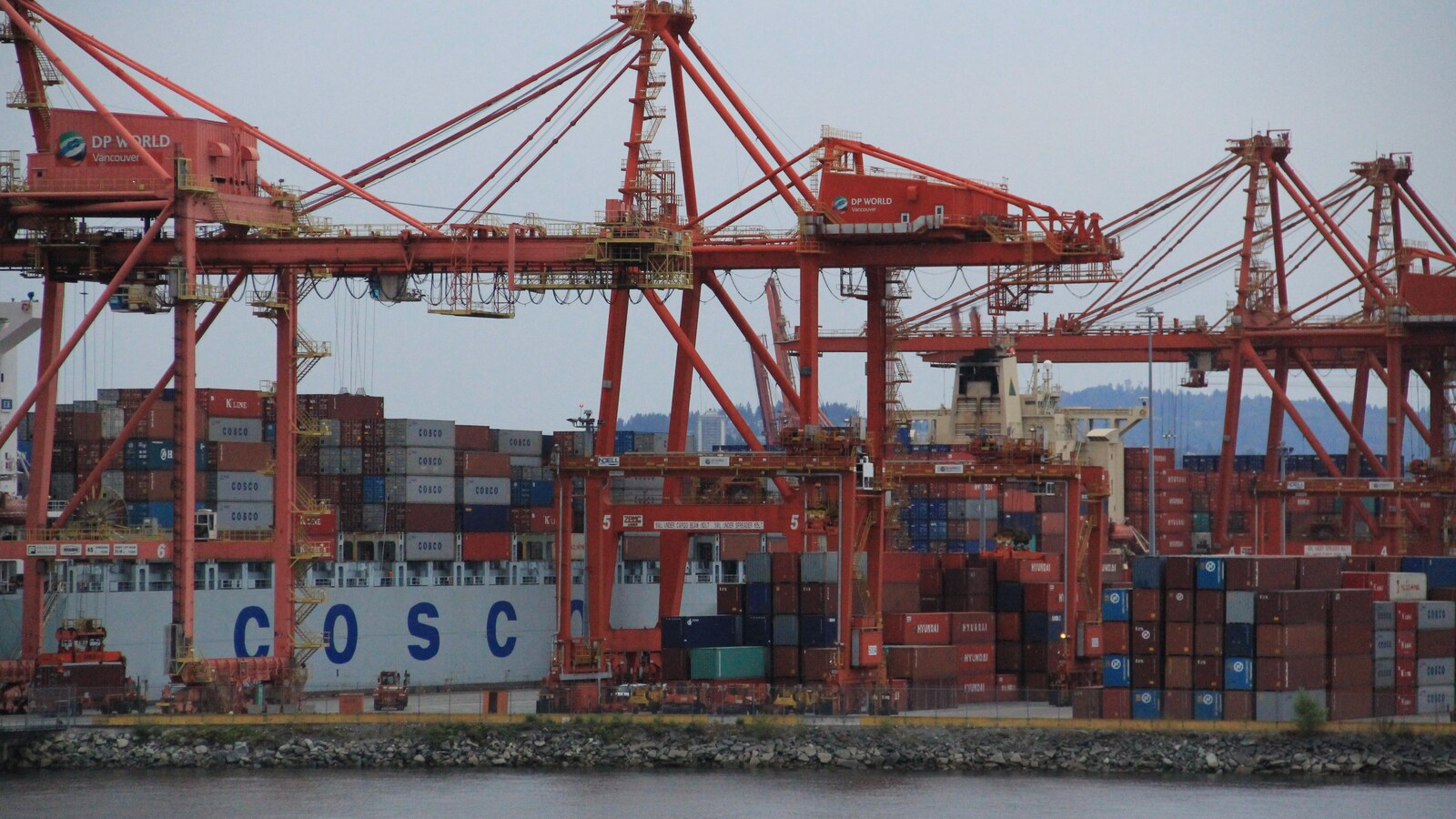 Des conteneurs au port de Vancouver