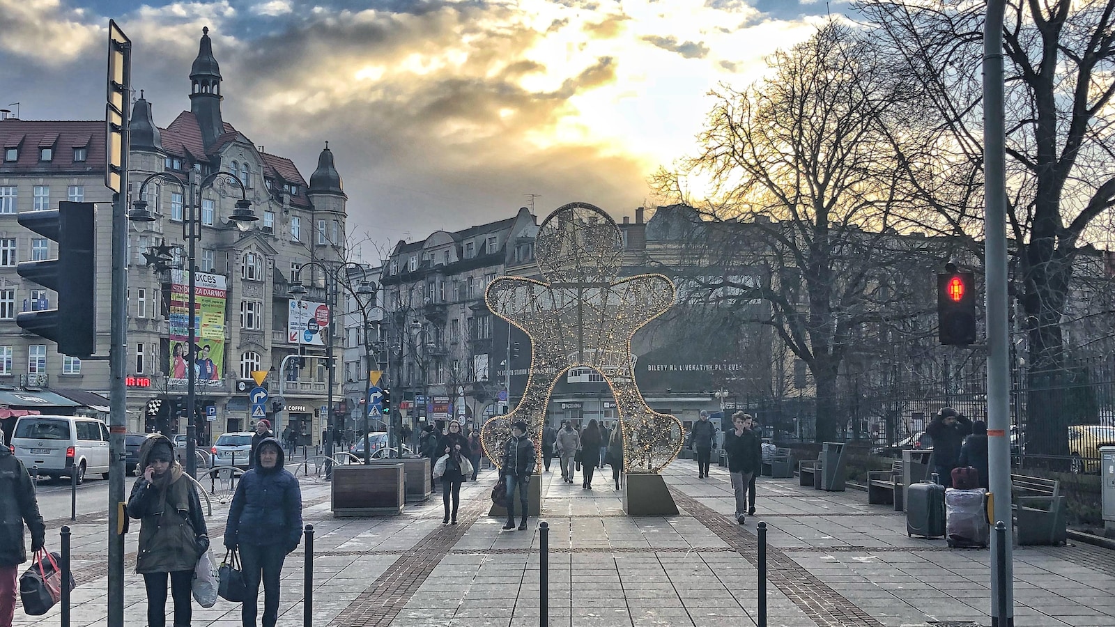 Une rue de Katowice, avec en arrière-plan un ciel nuageux majestueux.