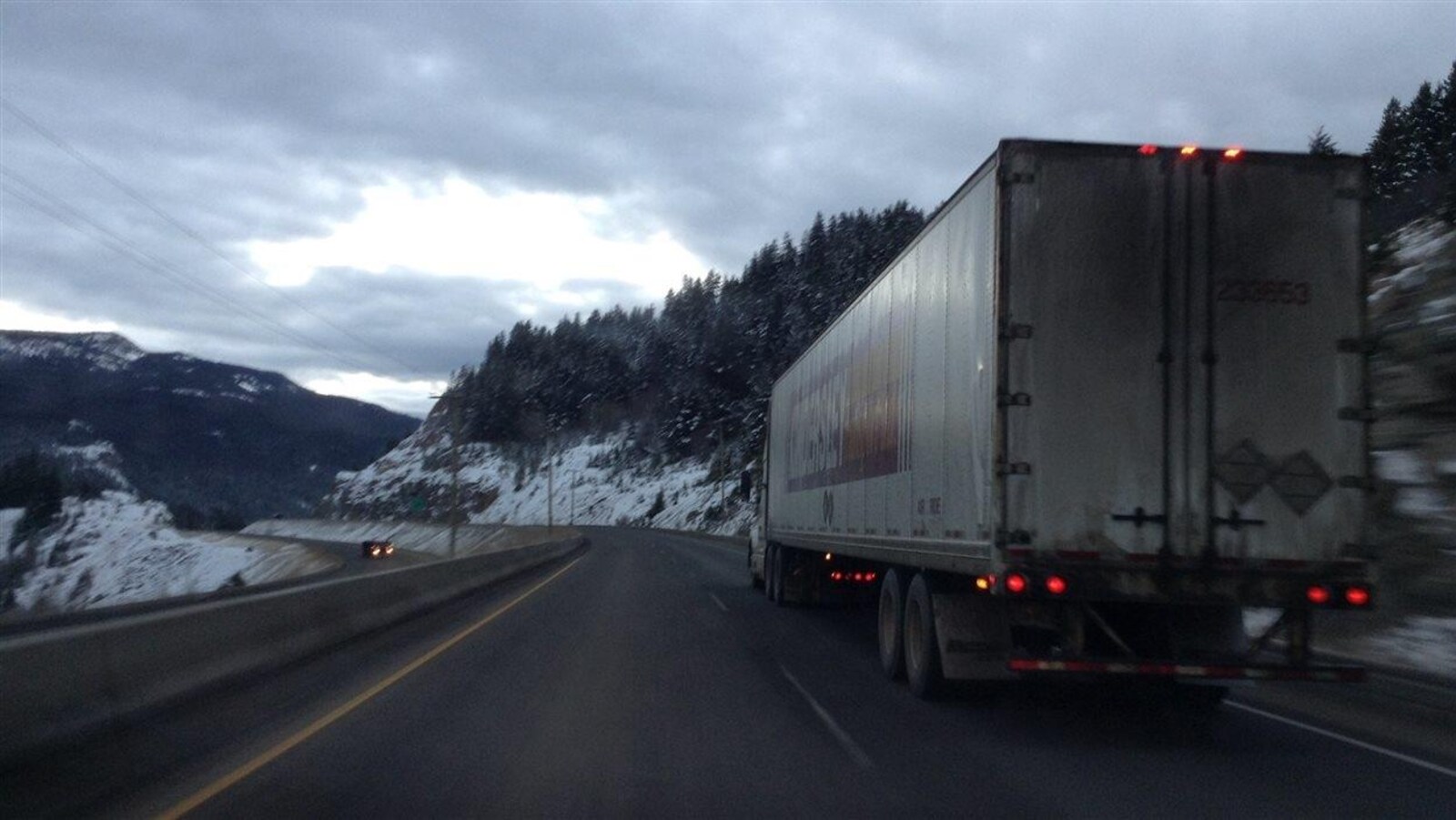 Un camion sur l'autoroute Coquihalla en Colombie-Britannique