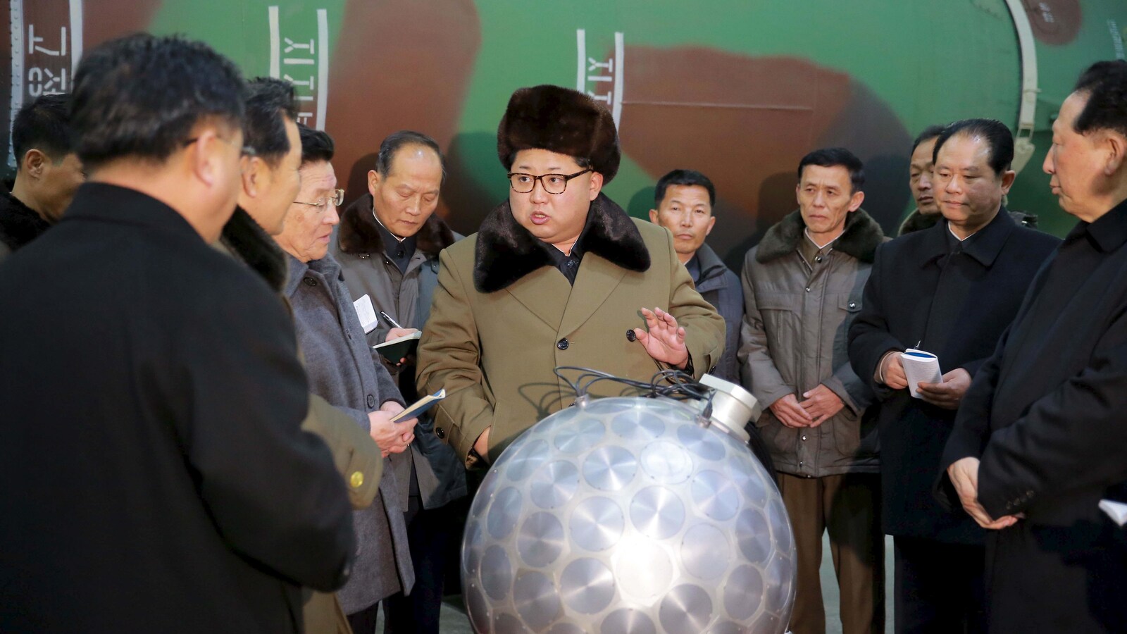 Le leader nord-coréen Kim Jong-un en compagnie de chercheurs.