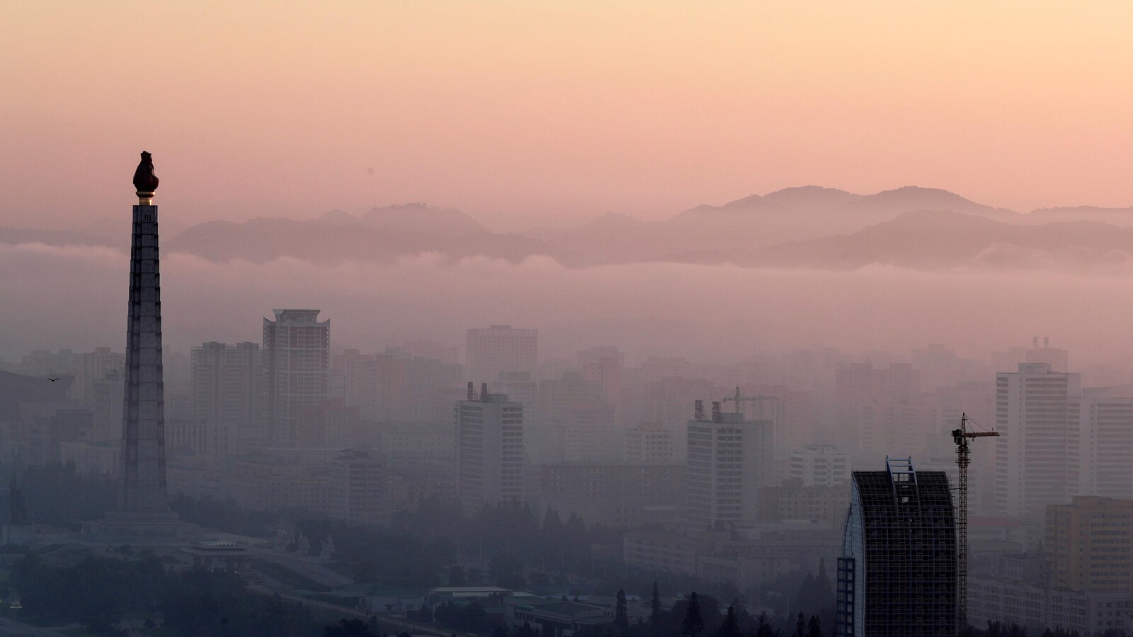La ville de Pyongyang est colorée par les rayons du soleil au lever du jour.