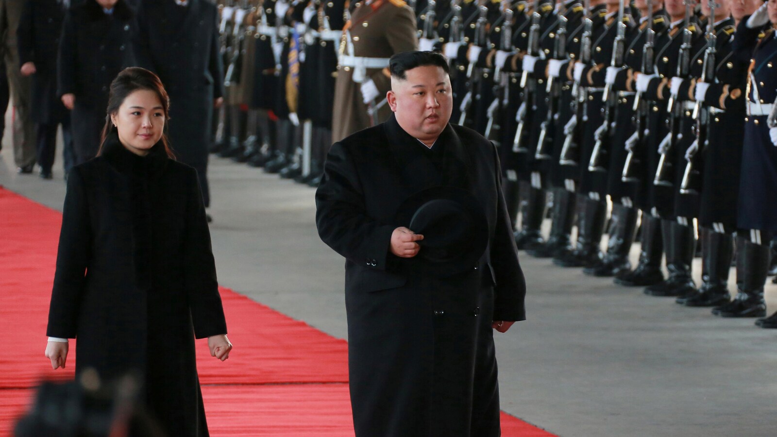 Le leader de la Corée du Nord Kim Jong-un, avec son épouse Ri Sol-ju, passent en revue la garde d'honneur avant de se rendre en Chine