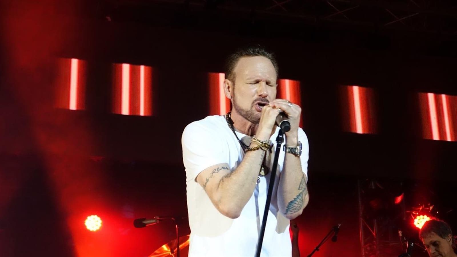 Le chanteur sur scène.