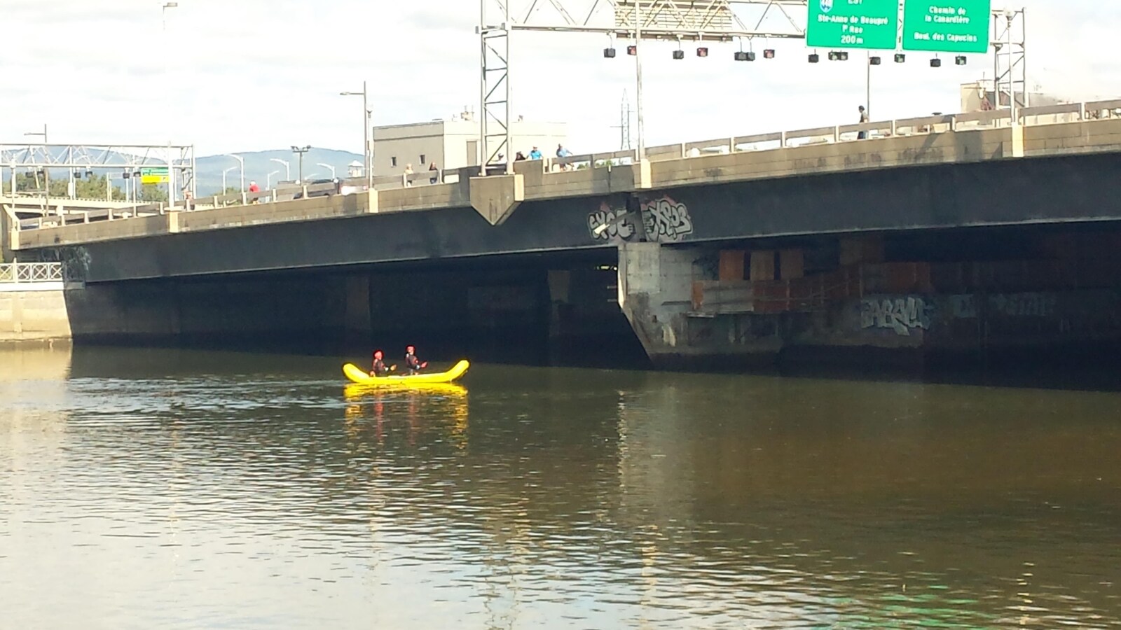 Un corps a été retroué dans la rivière Saint-Charles à proximité de l'autoroute Dufferin-Montmorency mercredi à Québec.