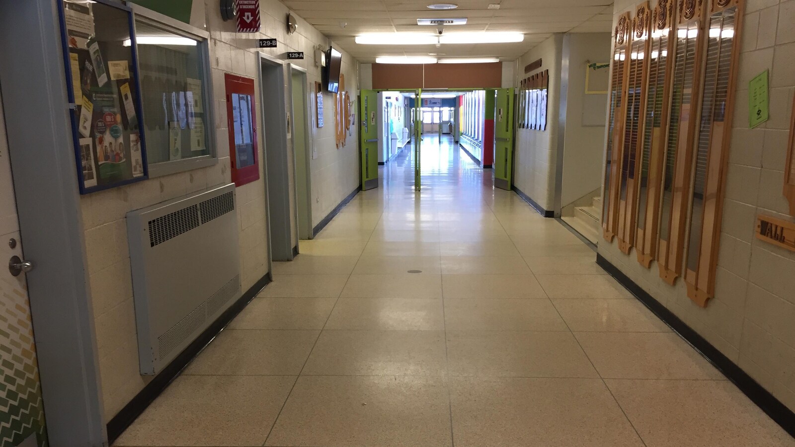Un corridor d'école vide.