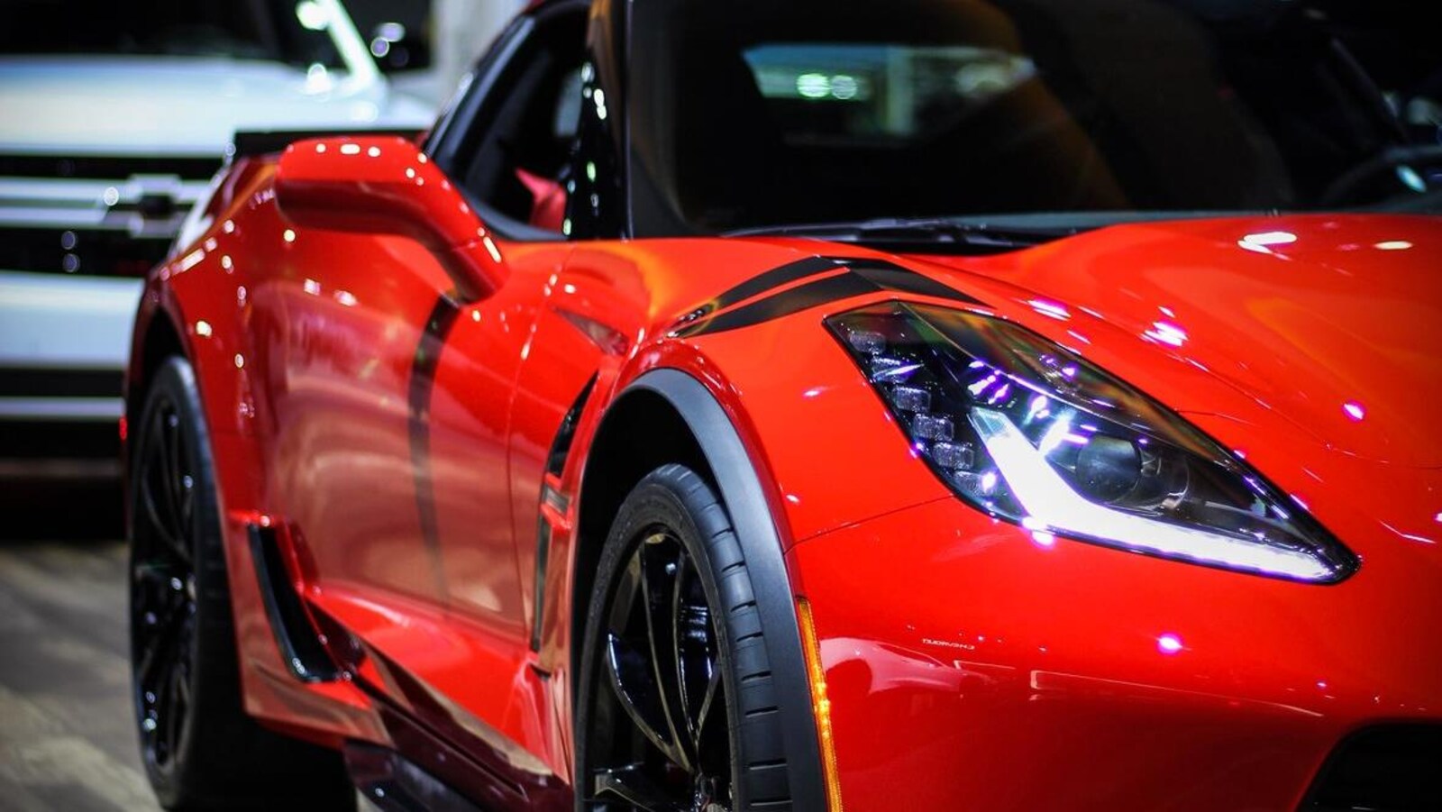 Une Corvette rouge.