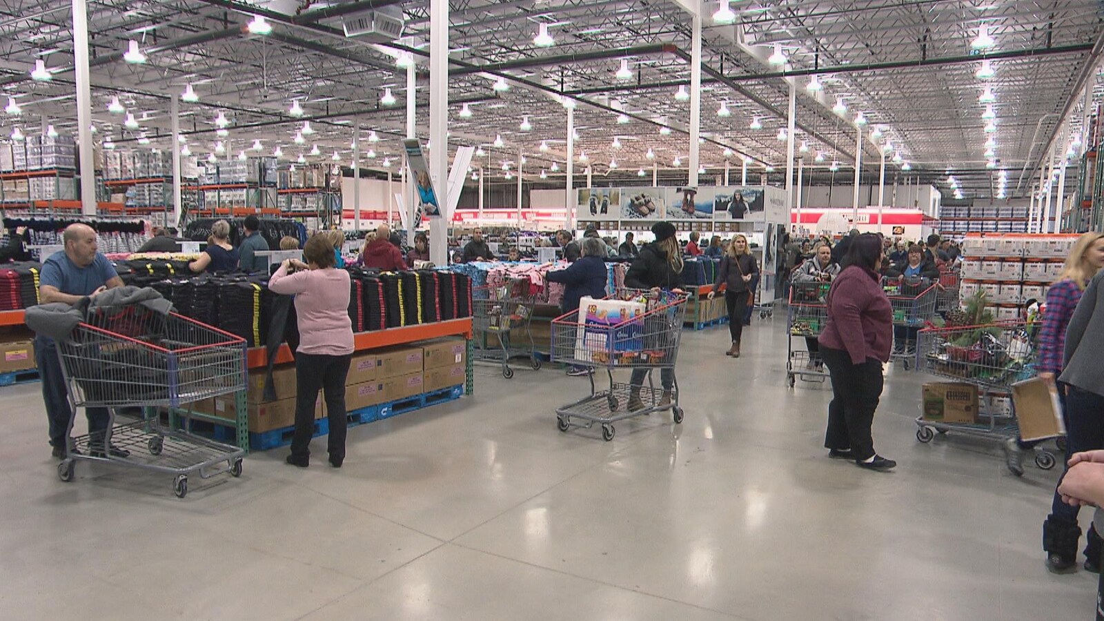 Le nouveau Costco de Moncton a attiré des centaines de personnes pour l'ouverture, le 16 novembre 2018.