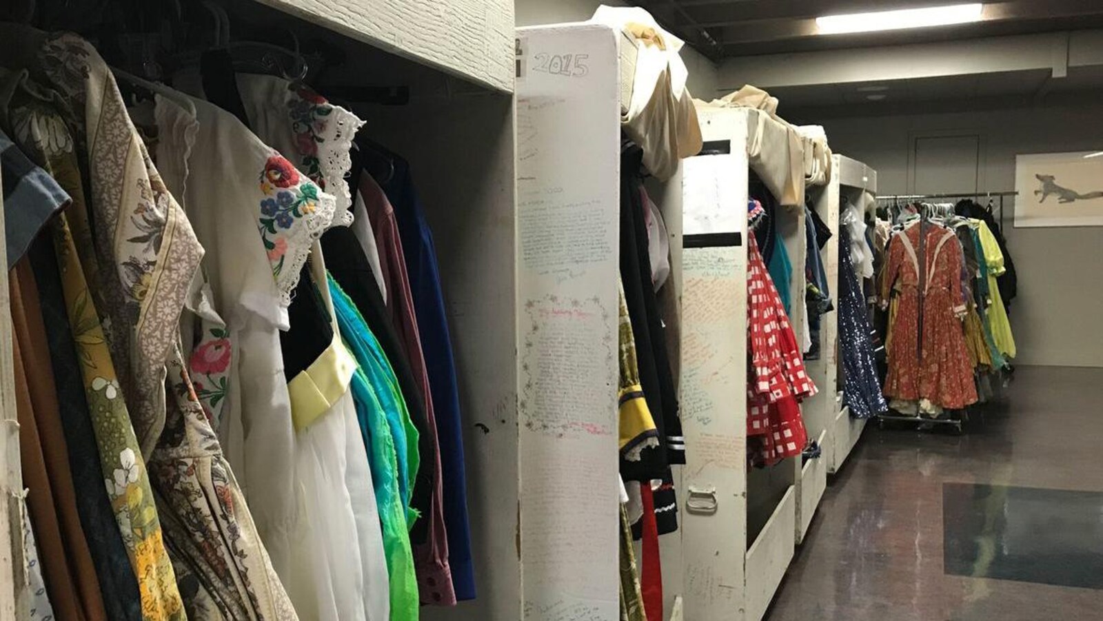 Une rangée de costumes au Centre des arts de la Confédération de Charlottetown.