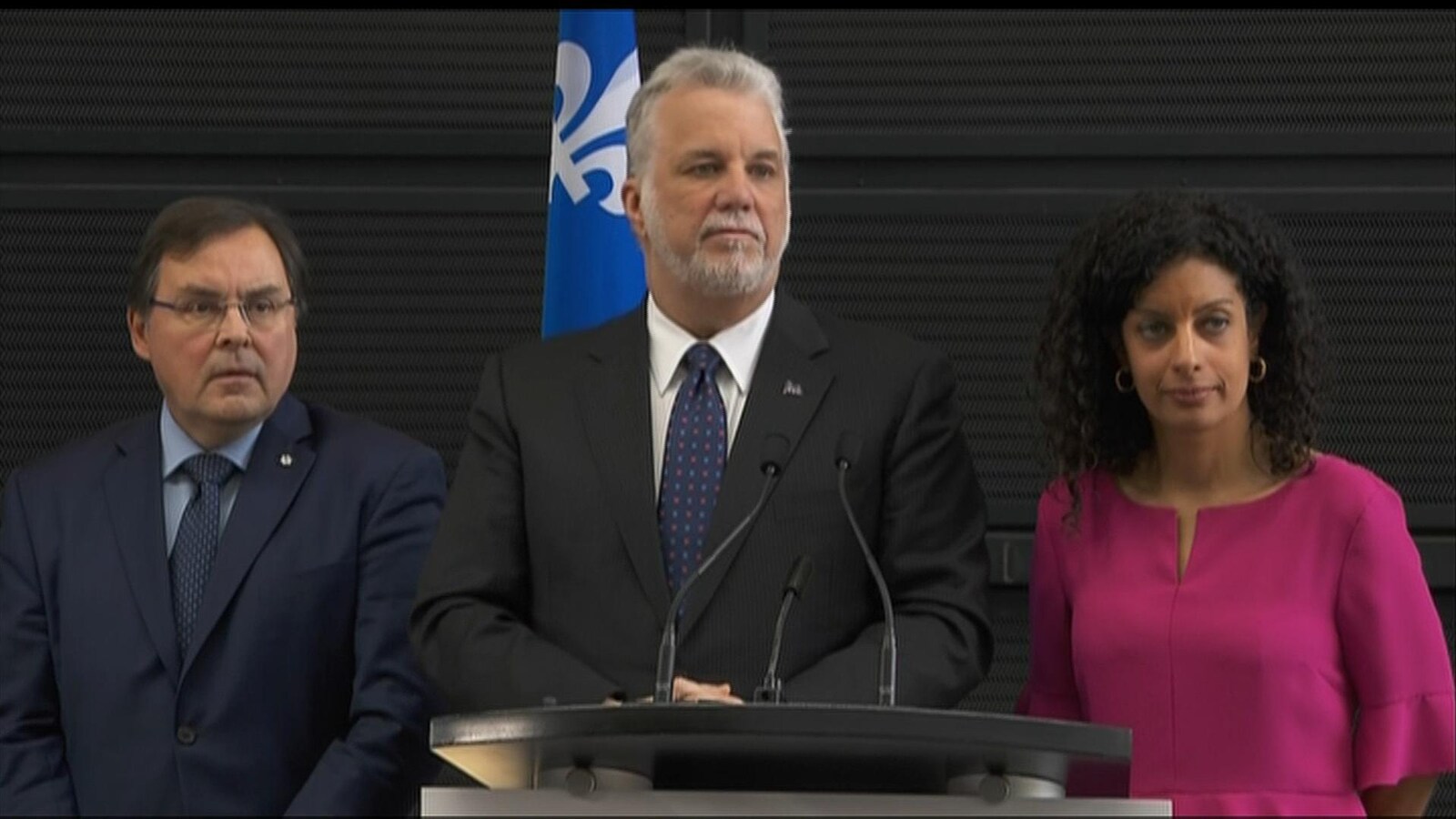 Le recteur Guy Breton, le premier ministre Philippe Couillard et la ministre Dominique Anglade lors d'une conférence de presse