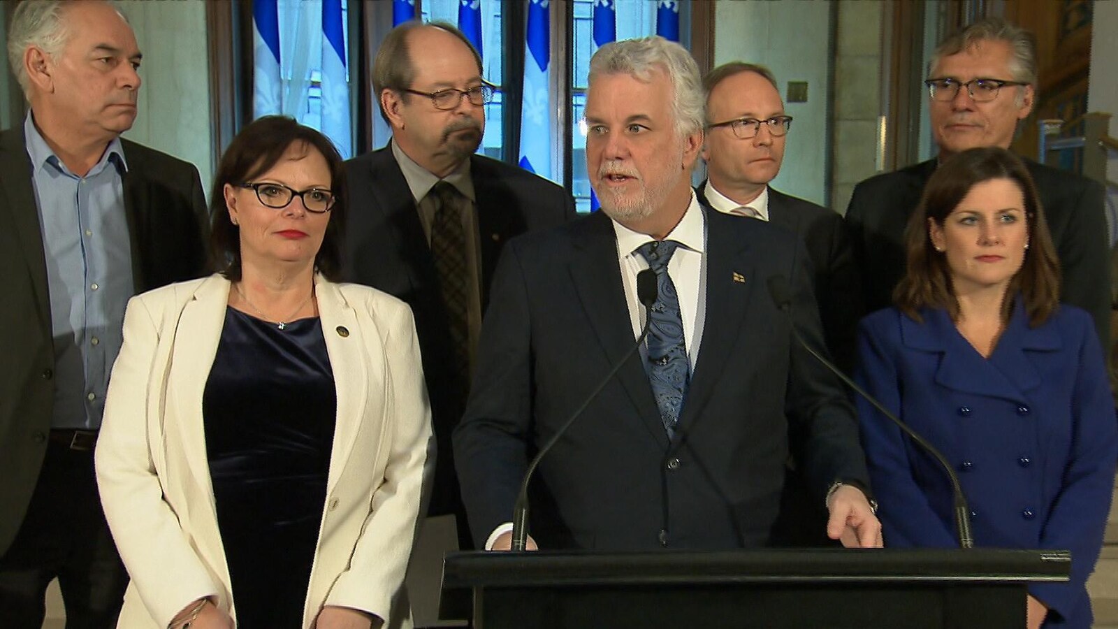 Le premier ministre Philippe Couillard, entouré des chefs Ghislain Picard et Matthew Coon Come (à gauche et à droite à l'arrière-plan) et des ministres Charlebois, Kelley, Coiteux et Vallée.