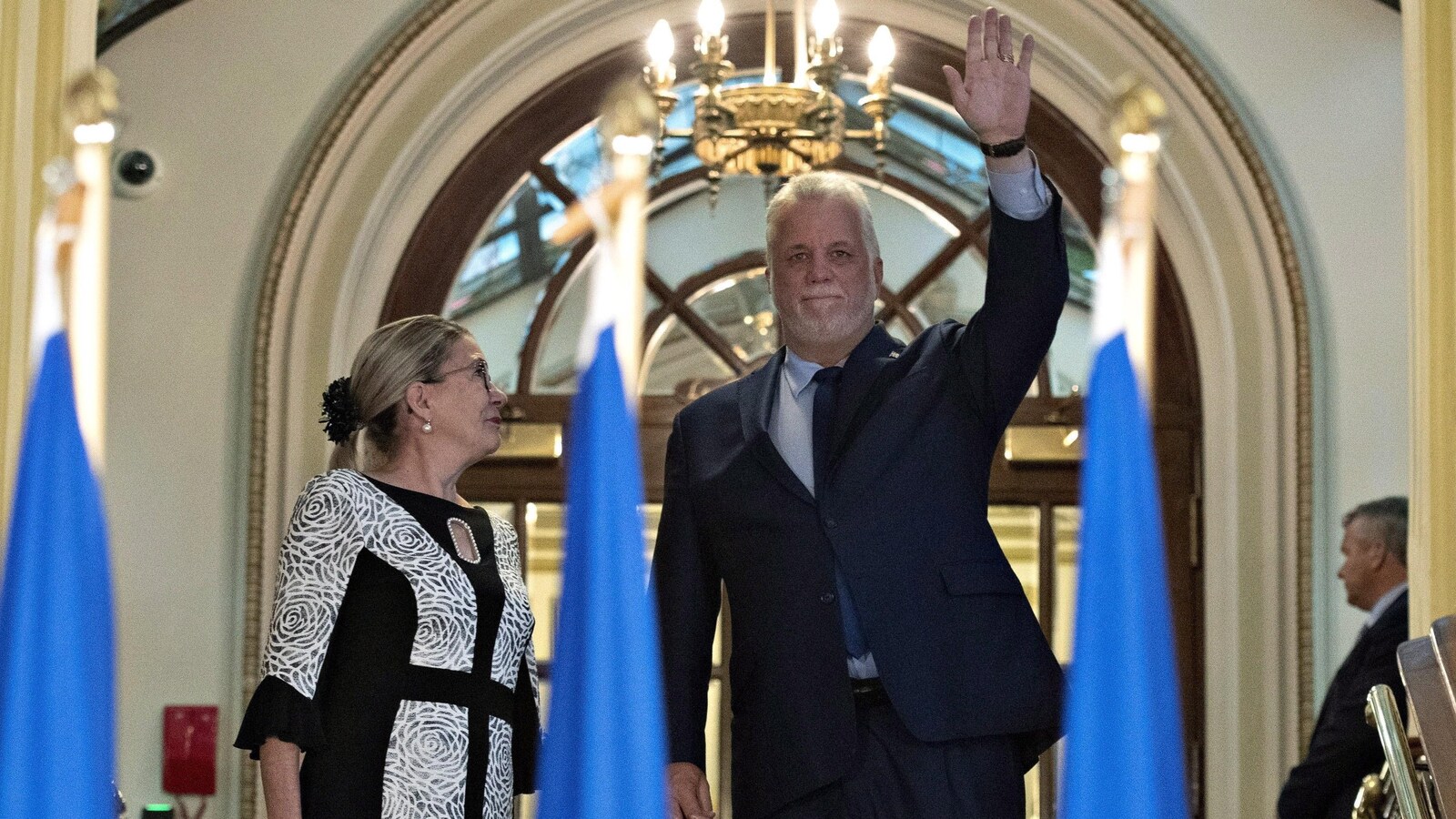 Philippe Couillard salue de la main.