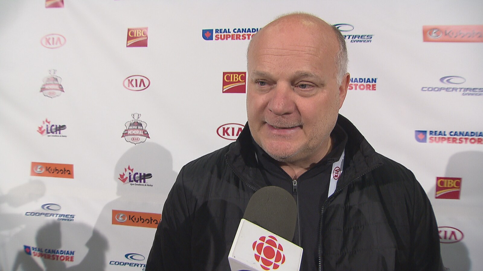 Mario Pouliot répond aux questions des journalistes, dans le cadre du tournoi de la Coupe Memorial à Halifax.