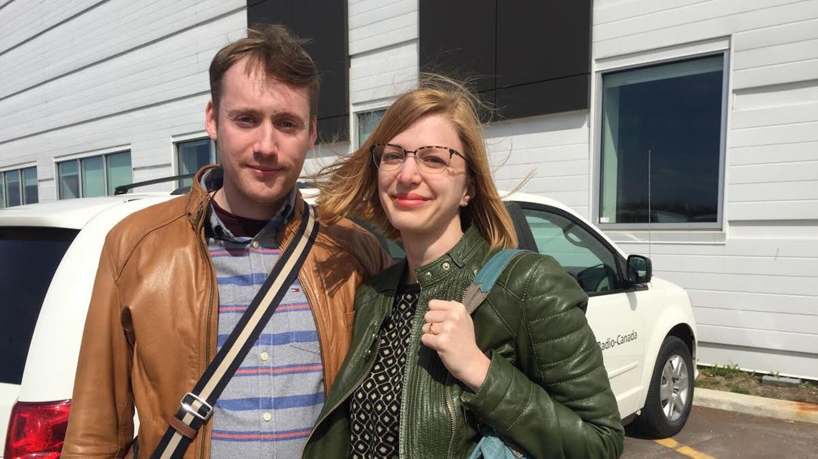 Andy Demaret et Nadège Durant devant la station de Radio-Canada Acadie