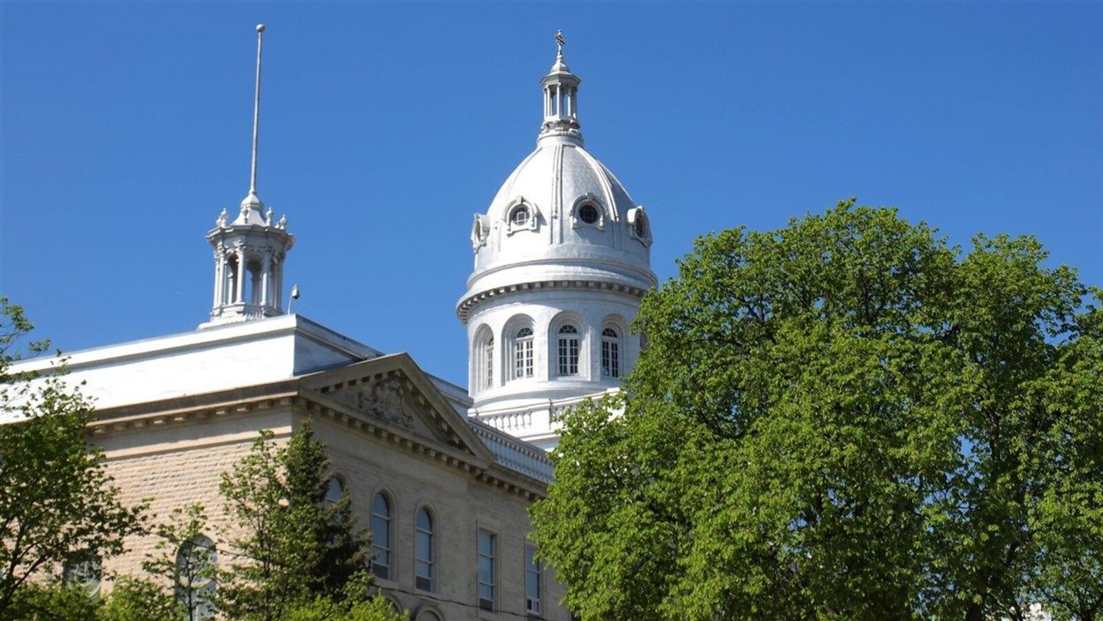 La coupole de l'Université de Saint-Boniface sur fond de ciel bleu.