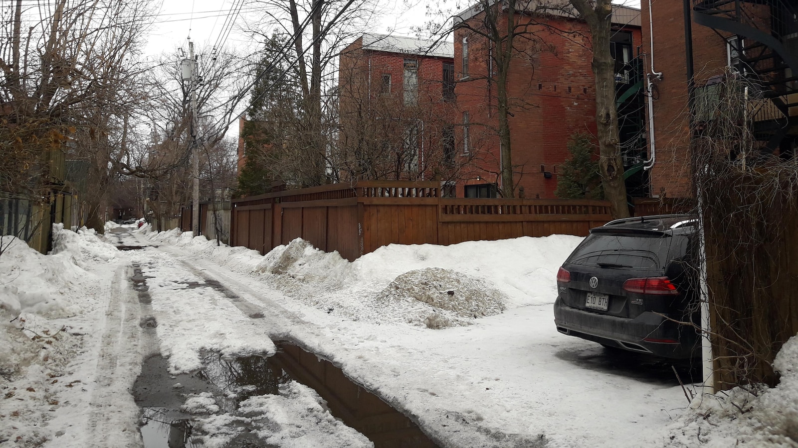 Une voiture est stationnée dans une ruelle de l'arrondissement du Plateau-Mont-Royal.