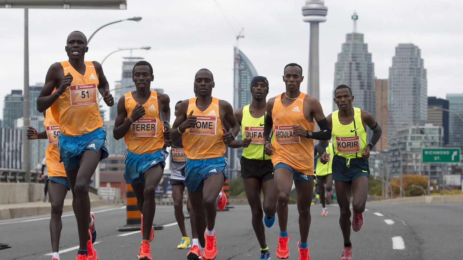 8 coureurs avec Toronto en arrière-plan