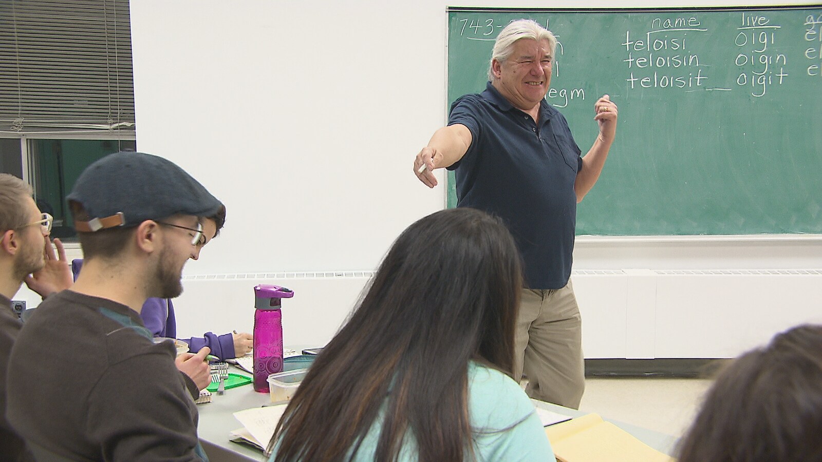 Edgar Francis parle à ses élèves en classe