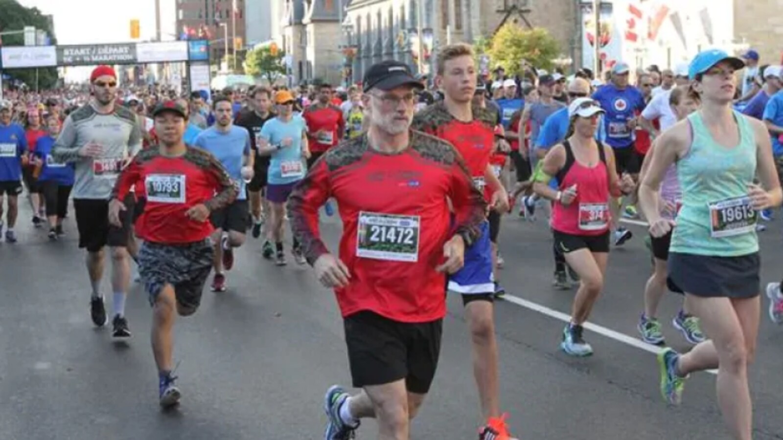 Des coureurs dans les rues d'Ottawa.