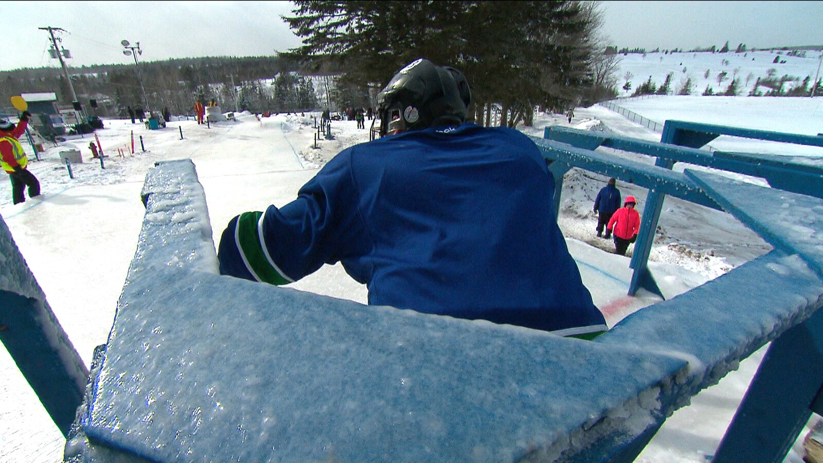 Un patineur s'apprête à se lancer dans la piste.