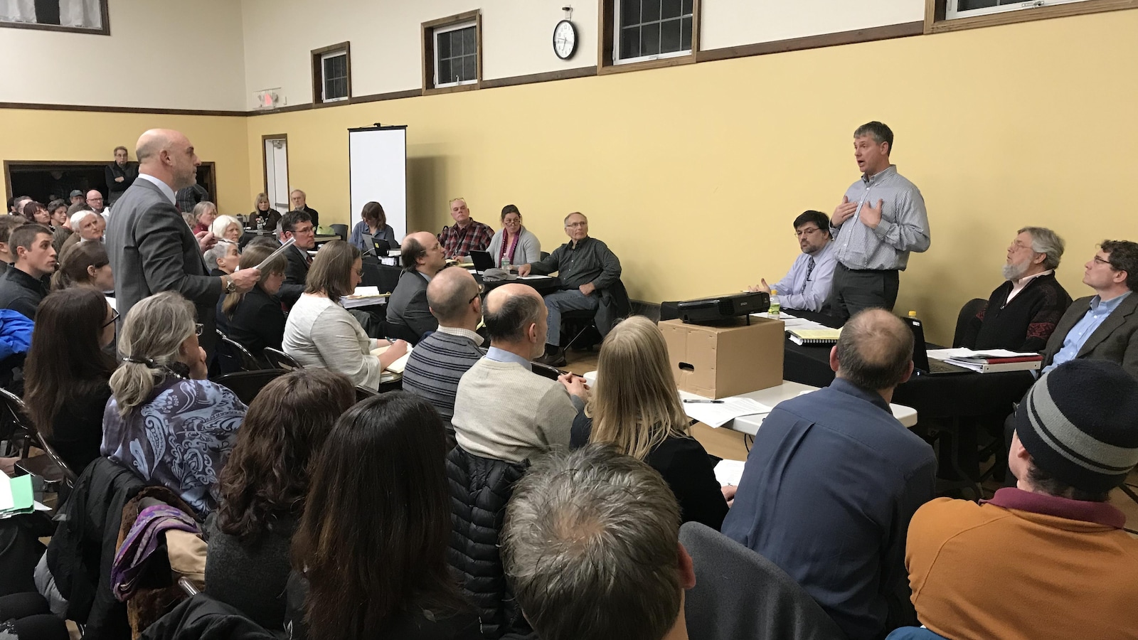 Un avocat (debout dans la foule) embauché par la MRC Memphrémagog a longuement questionné les experts de la compagnie Casella Waste Systems.