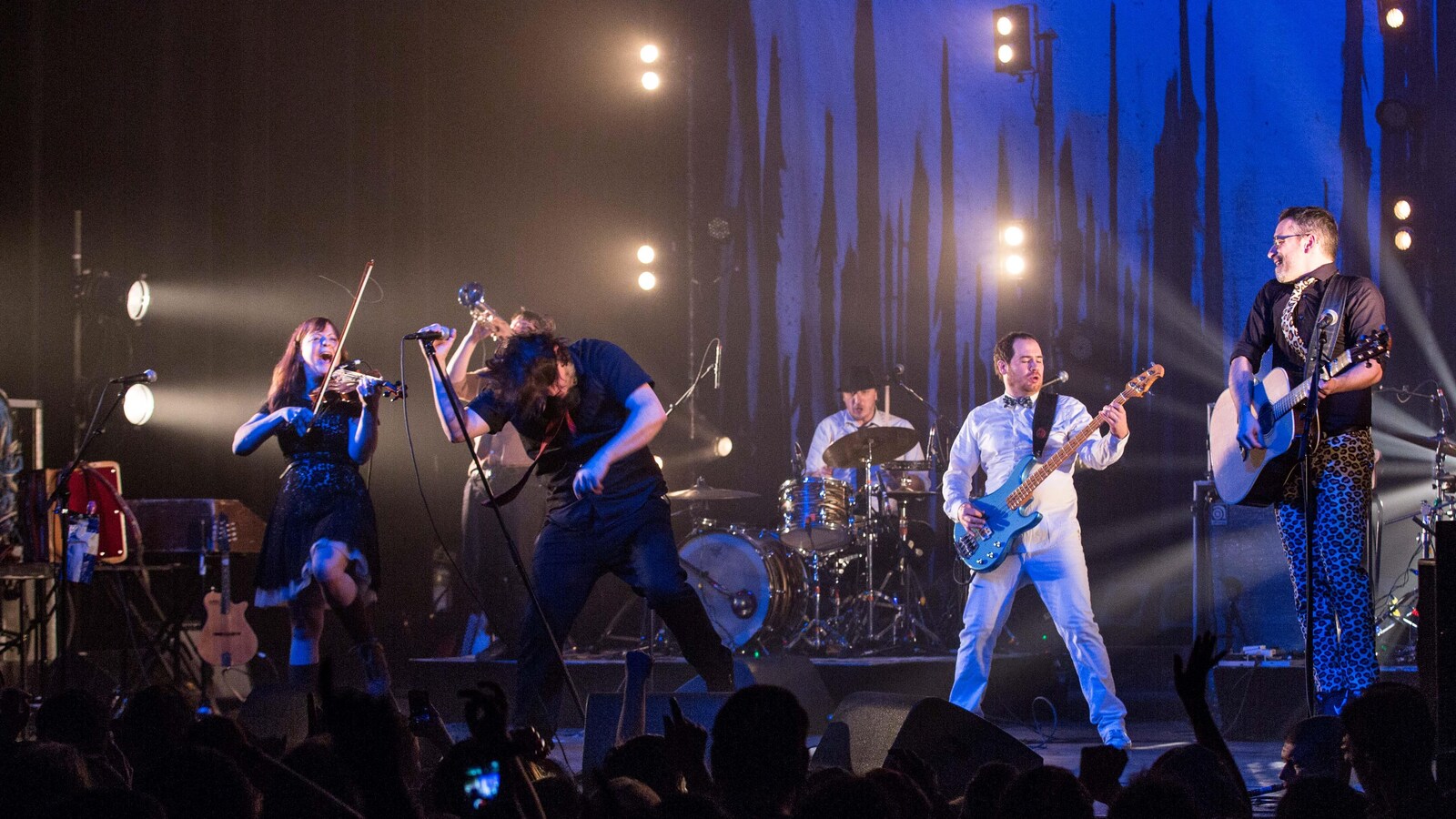 Un groupe de musique en spectacle.