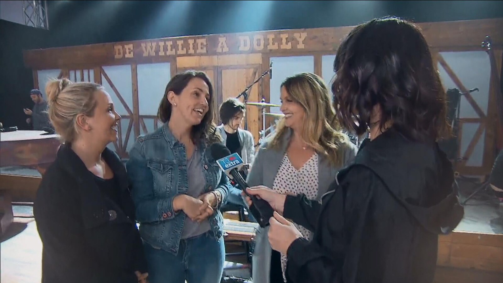 Les soeurs Riverin en entrevue avec Julie Larouche.