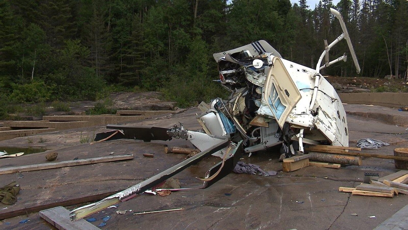 L'épave de l'hélicoptère qui s'est écrasée près de Sept-Îles en 2015.