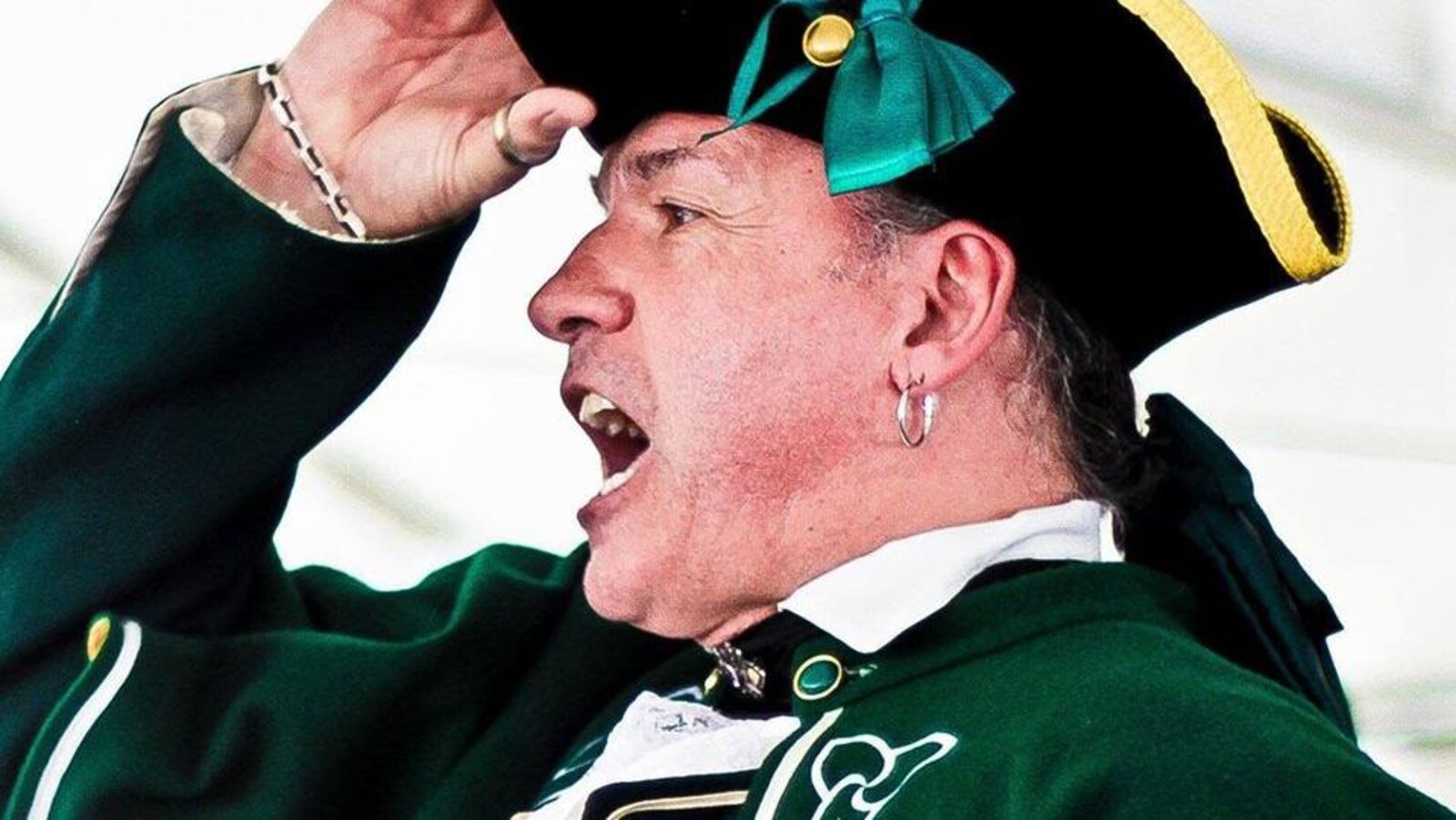 Un homme avec un tricorne